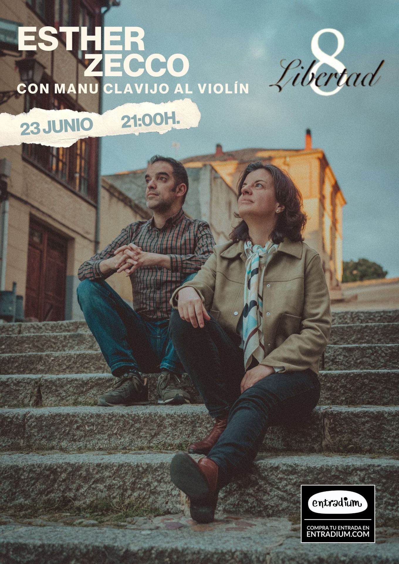Cartel para el concierto en Libertad 8 el 23 de junio a las 21:00h. Esther Zecco y Manu Clavijo sentados en una escalera de un pueblo.