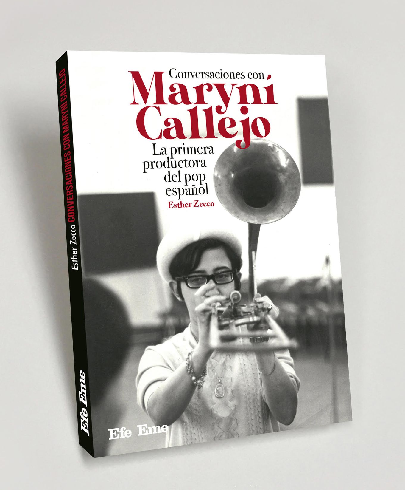 Libro Conversaciones con Maryní Callejo. La primera productora del pop español, de Esther Zecco, editado por Efe Eme. En la portada, una fotografía en blanco y negro de Maryní Callejo tocando un trombón.